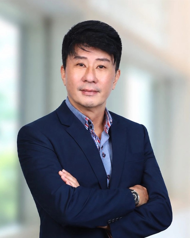 Dr. Steve Seah, Senior Consultant Ophthalmologist specializing in glaucoma and cataract surgery